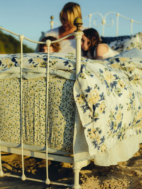 Fitted Sheet in Small Daisy Hillside